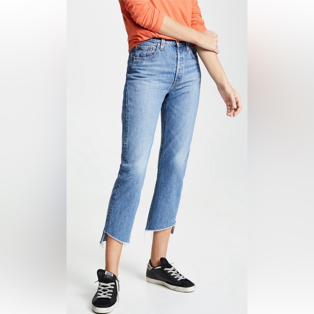 {Levi's} 501 Crop Jeans Uneven Raw Hem Detail - size 29